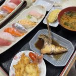 市場でご飯🐟