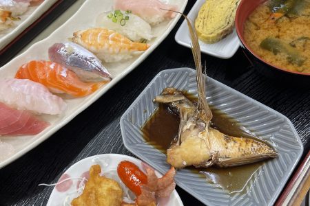 市場でご飯🐟